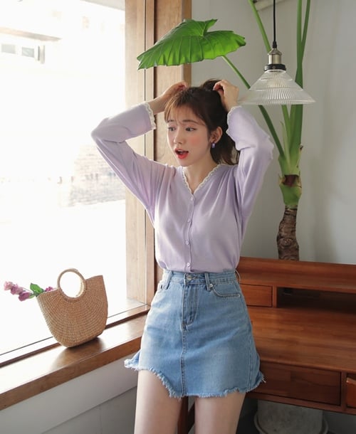 Chân váy denim có thể là item đậm chất mùa hè nhưng khi kết hợp cùng áo cardigan, nó sẽ tạo ra bộ đồ giao mùa hoàn hảo.    