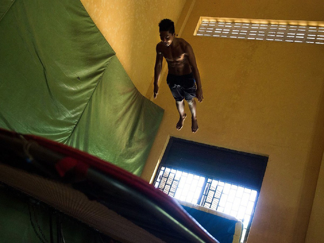 Bên trong dinh thự cũng có phòng riêng để chơi môn nhào lộn trampoline với tường cao 6m, nằm trong khu giải trí rộng hơn 230m2 gồm cả phòng xông hơi, sauna.