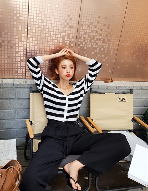 Đừng chỉ biết tới cardigan một màu, áo khoác len họa tiết cũng rất đáng để thử nghiệm. Hãy bắt đầu bằng công thức trắng đen kinh điển, dám cá bạn sẽ không phải thất vọng!    
