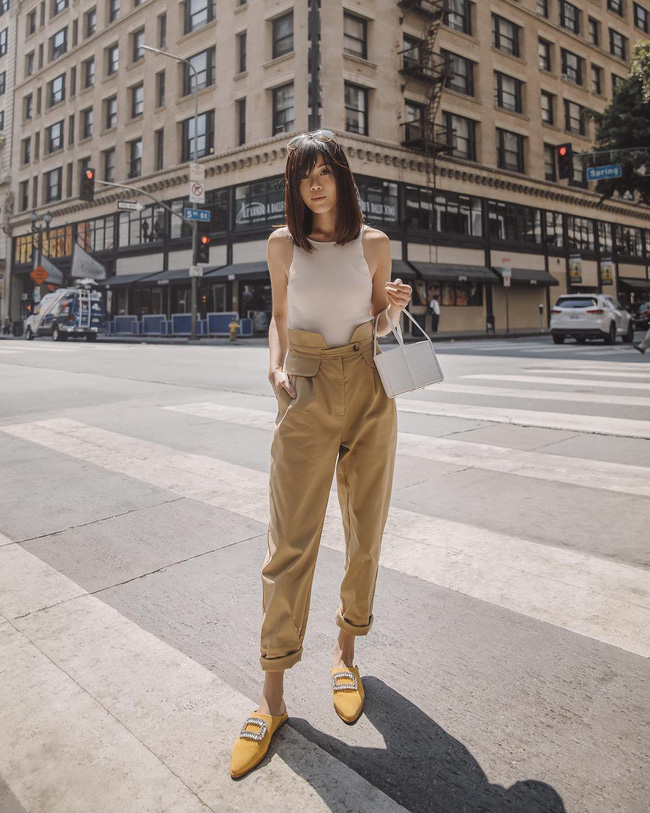 Cũng không thể bỏ qua thiết kế quần vải cạp cao đang hot trong thời gian này. Cũng giống như áo phông, đây là item dễ kết hợp và phù hợp với mọi vóc dáng. Như cô nàng này đã có cách kết hợp đầy thú vị cùng chiếc áo thun sát nách, kèm với đó loạt phụ kiện đi kèm cùng cũng rất ăn ý.    