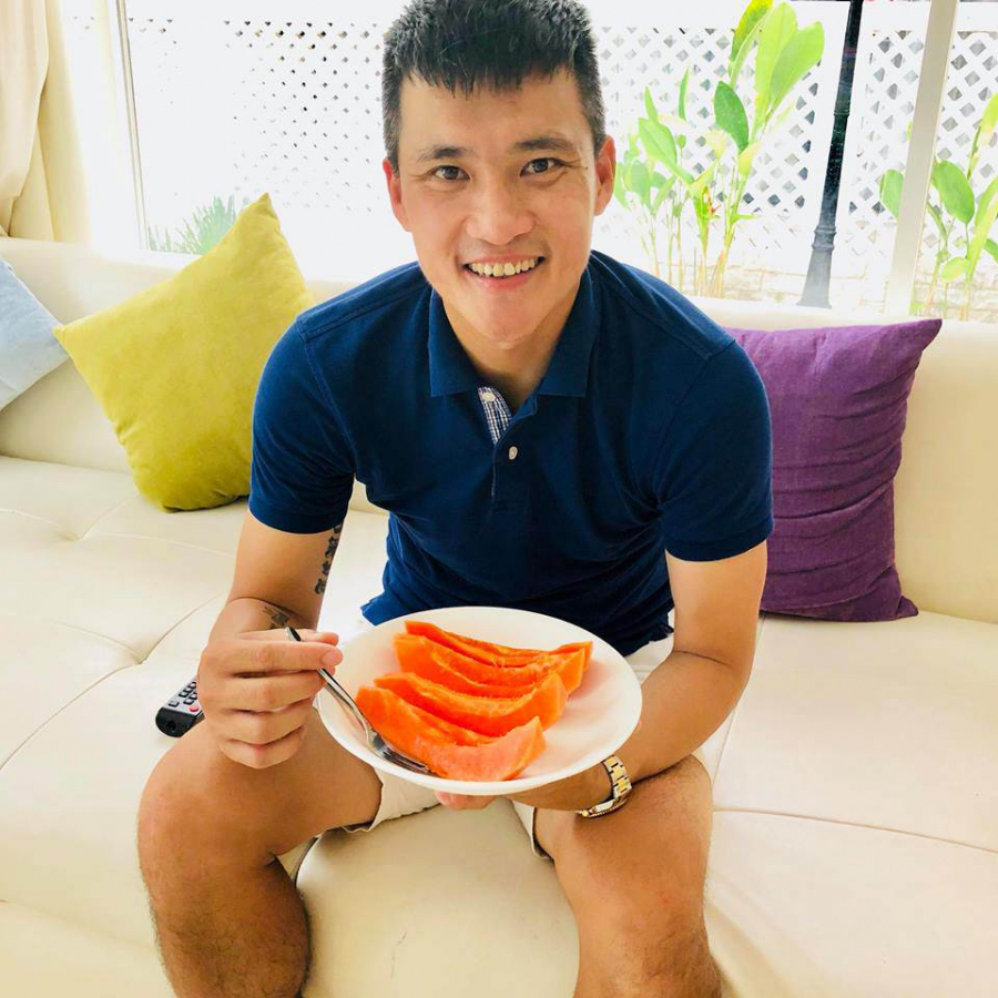 Ông bố của Bánh Gạo vui vẻ thưởng thức thành quả của mình.    