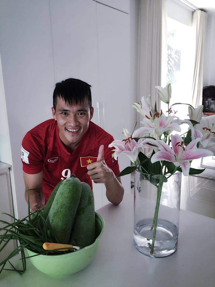 Cựu tiền đạo nổi tiếng tươi rói khi hái được những trái bầu lớn trong vườn nhà.    