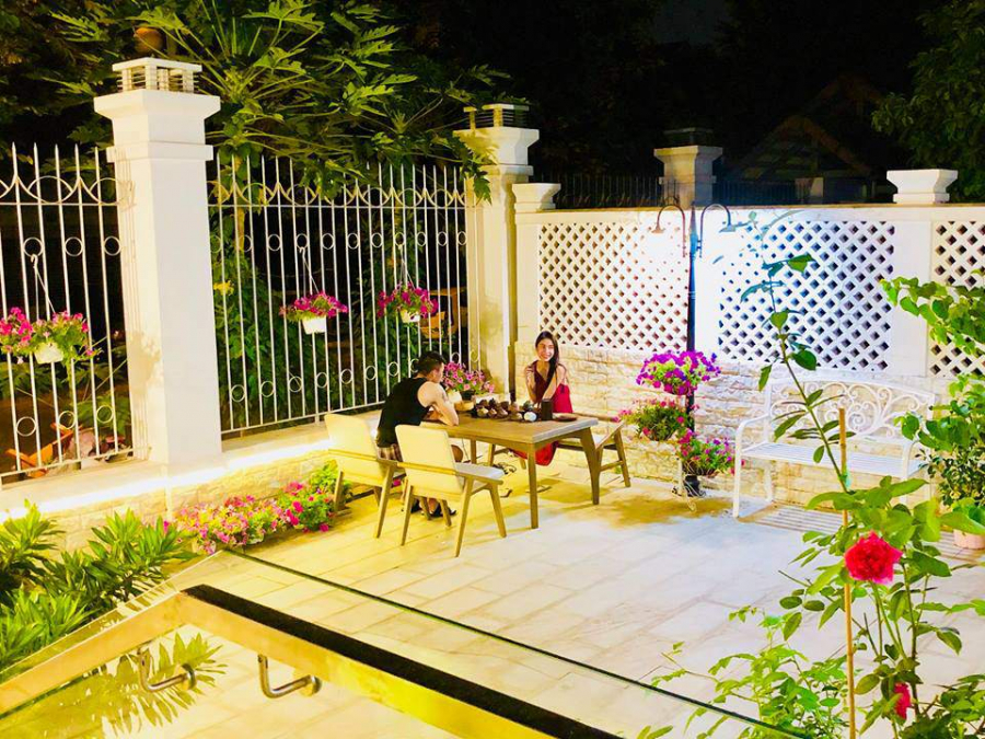 Trước đó, bà xã Thủy Tiên cũng từng khoe góc sân nhà ngập tràn sắc hoa, được đặt một bàn trà giản dị để hai vợ chồng có thể ngồi thư giãn cùng nhau và thưởng trà.    