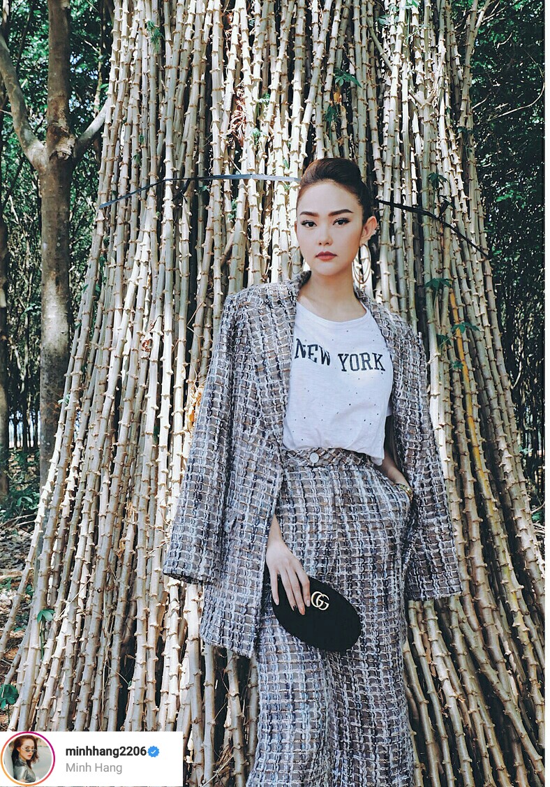 Minh Hằng tuần này rất chịu khó diện suit. Bộ âu phục có chất vải dày, kẻ ô độc đáo tạo nên vẻ sang trọng, quý phái. Bên cạnh đó, việc kết hợp với áo phông trắng bên trong đã làm cho set đồ bớt đi sự nặng nề và tăng sự trẻ trung. Chiếc túi nhỏ màu đen của Gucci chính là phụ kiện nhấn nhá nổi bật nhất.    