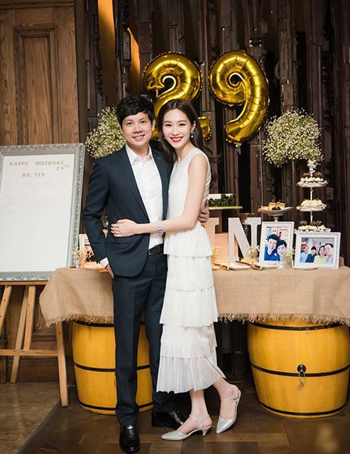 Nếu mang cao gót, cô nàng cũng chọn những đôi giày có chiều cao thấp khoảng 3 phân.  
