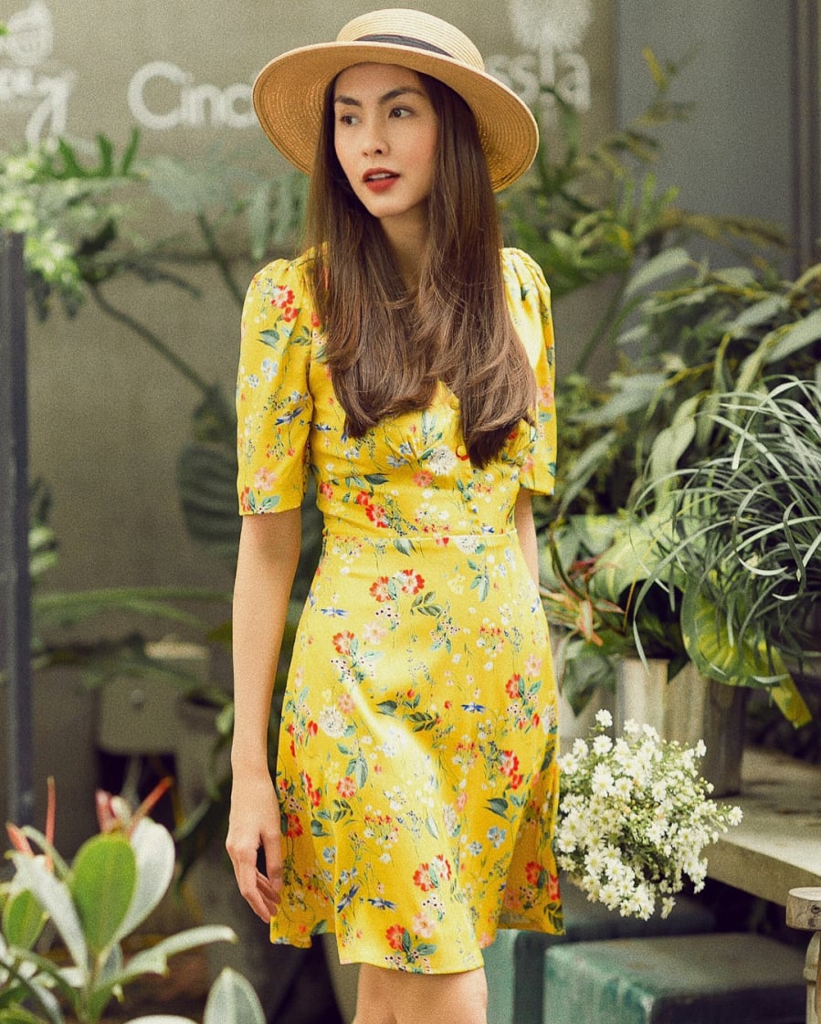 Người đẹp tươi tắn rạng ngời trong một thiết kế váy hoa nhỏ xinh mang sắc vàng của nắng. Mẹ hai con tỏa rạng rỡ, khoe sắc vóc đẹp bất chấp thời gian khi dạo phố trong môt thiết kế váy nhẹ nhàng đơn giản nhưng đẹp đến mê lòng này.    