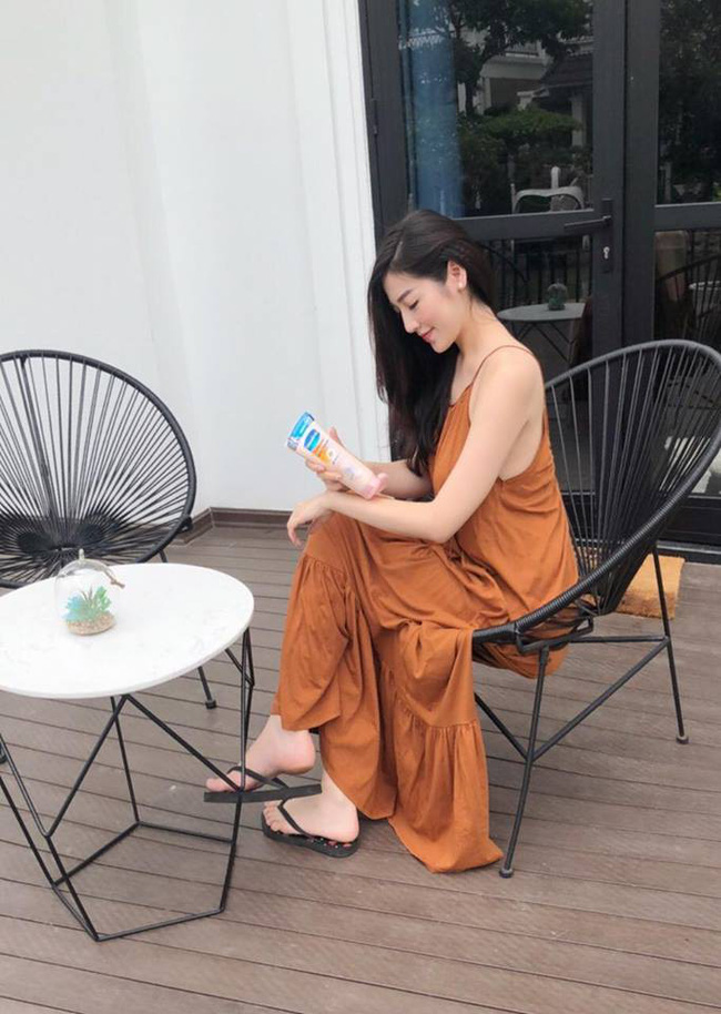 Diện một thiết kế váy maxi mền mại nhẹ nhàng, Tú Anh cũng chỉ đi một đôi dép tông thoải mái chứ chẳng cần cầu kỳ, câu nệ một đôi cao gót sang chảnh.    