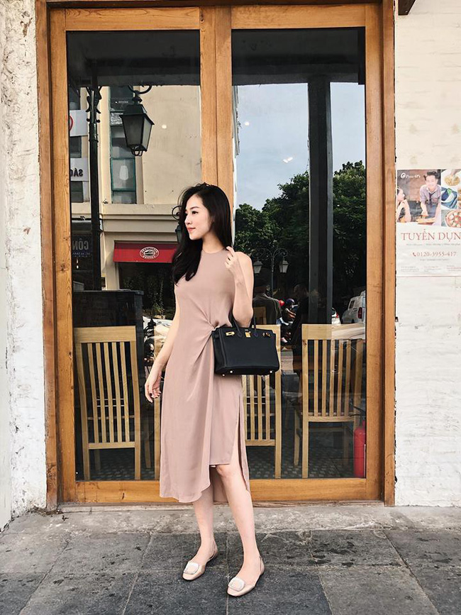Diện đồ thể thao khỏe khoắn hay váy maxi thướt tha đi giày bệt còn là chuyện bình thường, khi Tú Anh mặc váy thanh lịch sang chảnh tôn dáng như thế này cô cũng đi một đôi giày bệt thoải mái.    