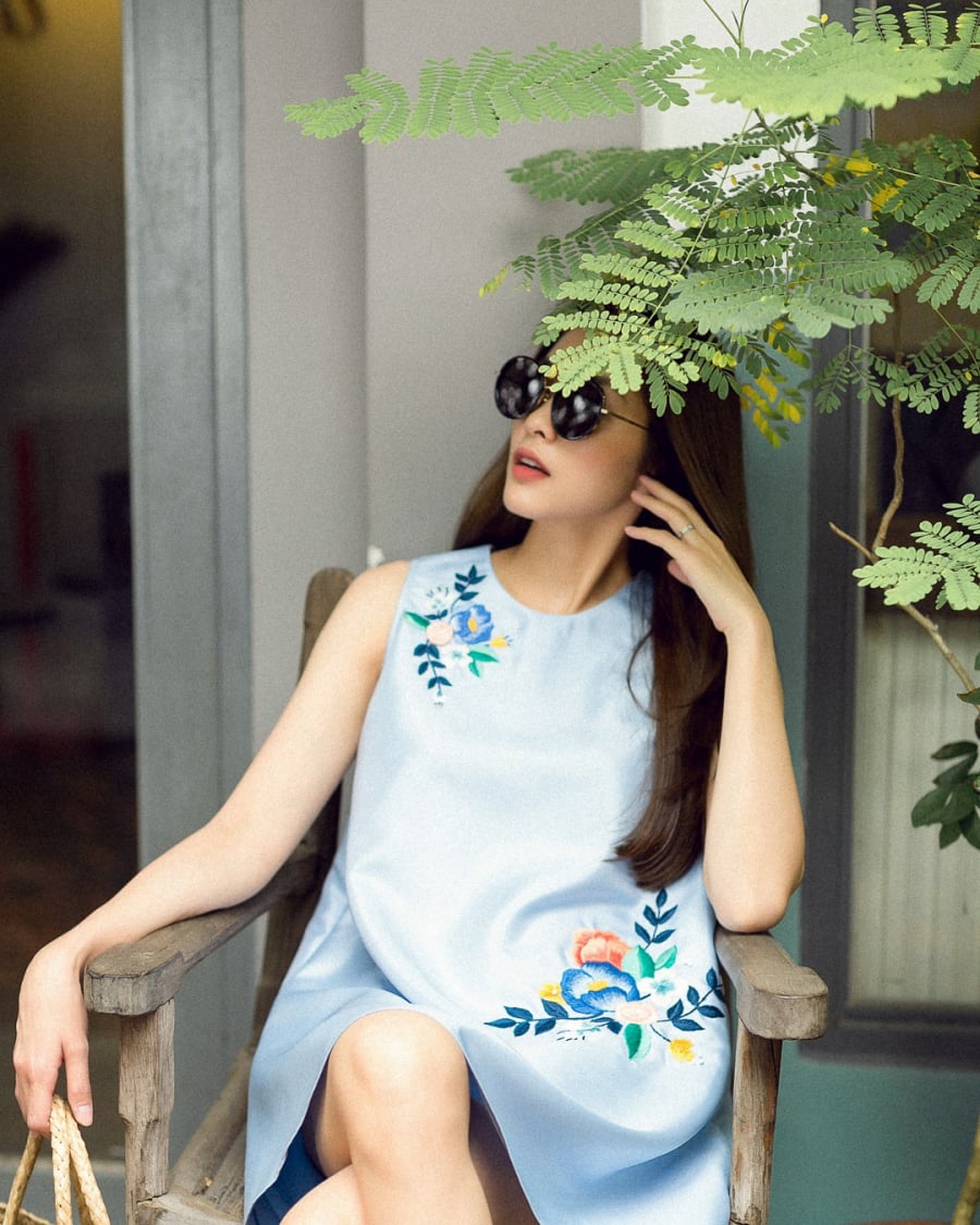 Thiết kế váy thêu hoa nhẹ nhàng với phom dáng suông rộng, mặc dù giấu dáng nhưng vẫn người hâm mộ vẫn thấy được vóc dang thon thả, gọn gàng của mẹ 2 con.    