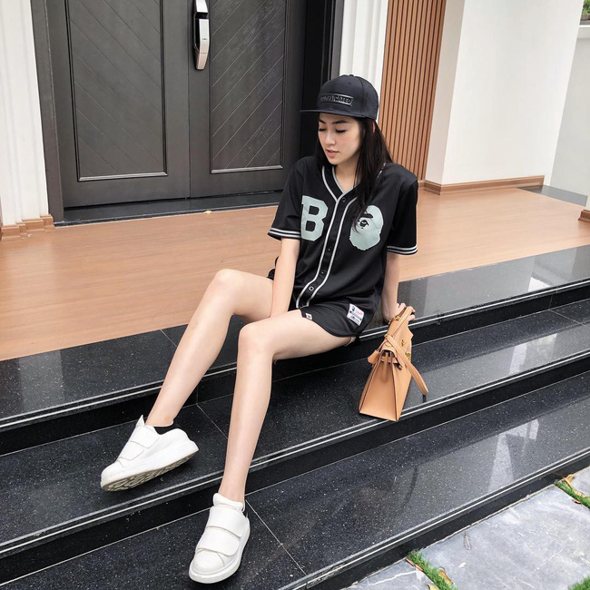 Sneakers và giày bệt luôn đồng hành cũng cô trong mọi set đồ street style.    