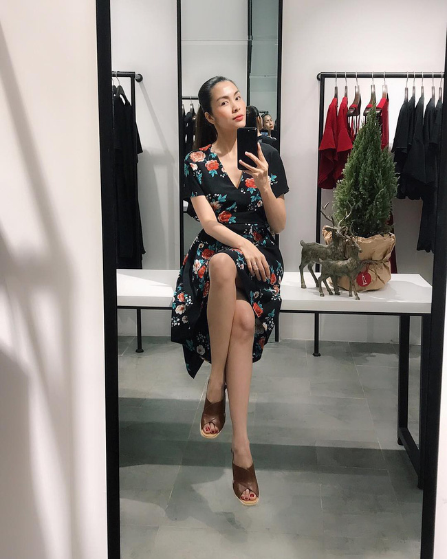Bên cạnh những thiết kế tối giản với áo phông, quần jeans mà Hà Tăng thường mặc, cô cũng rất thích diện váy hoa, những họa tiết hoa nhẹ nhàng xinh xắn càng tô điểm thêm cho nhan sắc ngọc nữ rạng ngời của mình. Nhưng với điều kiện Hà Tăng đừng gầy quá.    