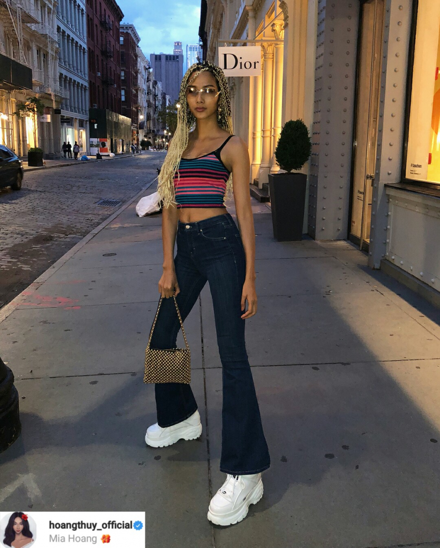 Hoàng Thùy “nổi loạn”, phóng khoáng trên đất Mỹ. Thời trang dạo phố của nàng mẫu là áo crop top hai dây sắc màu, quần jeans ống loe, giày sneakers trắng và đặc biệt là Shbet123 Link Vào ShBet Mới Nhất dreadlocks (tóc dây thừng Châu Phi) đầy ấn tượng.    