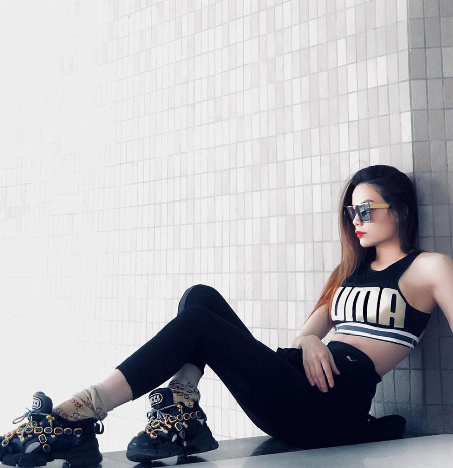 Hồ Ngọc Hà tiếp tục lăng-xê đôi đôi giày Flashtrek của nhà mốt Gucci kết hợp ton-sur-ton với cả set đồ đen thể thao.    