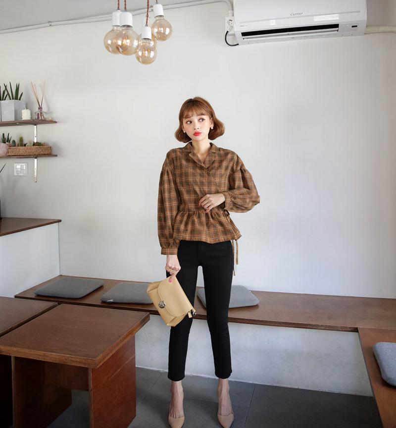 Mùa thu này, đồ kẻ lại được dịp lên ngôi khi mang đến vẻ đẹp cổ điển cho phụ nữ nhưng cũng luôn thể hiện được nét trẻ trung.    