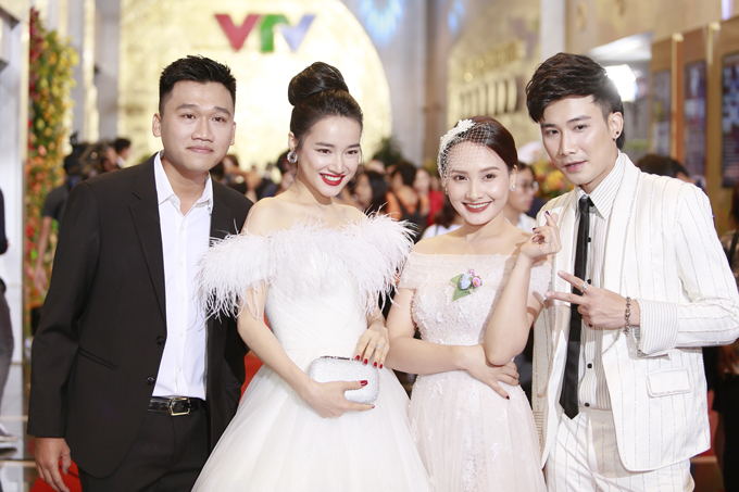Nữ diễn viên vui vẻ hội ngộ với các bạn diễn trong phim 'Ngày ấy mình yêu' như 'Mr Cần Trô', Bảo Thanh, Chí Thiện.     