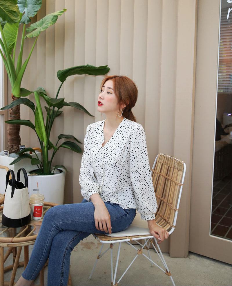 Áo cổ chữ V giúp gương mặt chủ nhân trở nên thanh thoát và tỏa sáng hơn rất nhiều.    