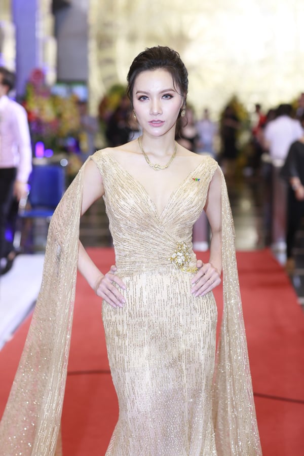 MC Minh Hà lộng lẫy với bộ cánh ánh kim.     