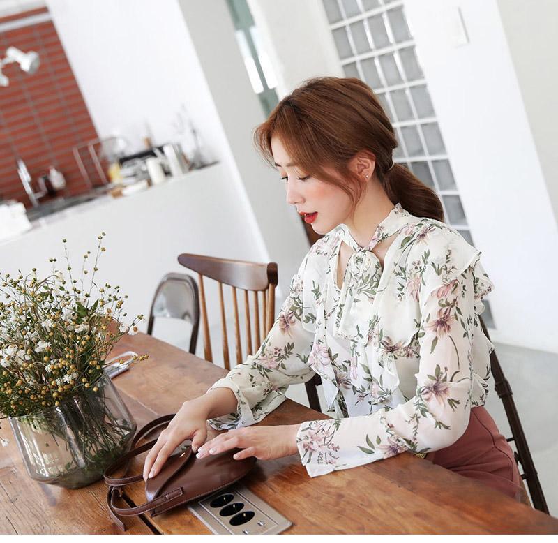 Thu dịu dàng càng thêm say mê hơn khi ngắm nhìn những thiếu nữ mặc đẹp mơ màng. Chẳng tốn thời gian nghĩ phối đồ ra sao, chỉ cần diện sơ mi dài tay với quần jeans là nàng đã đẹp thổn thức rồi.    