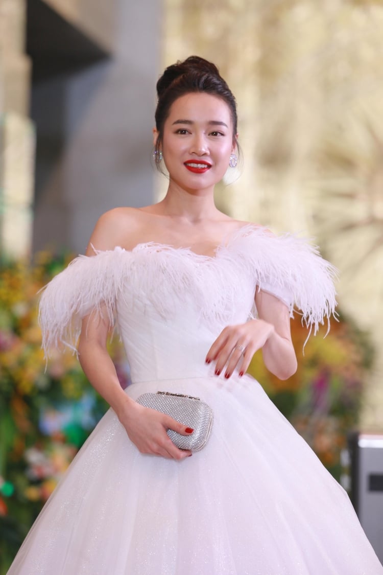 Trông Nhã Phương rạng rỡ, xinh đẹp như 1 nàng công chúa bước ra từ cổ tích.