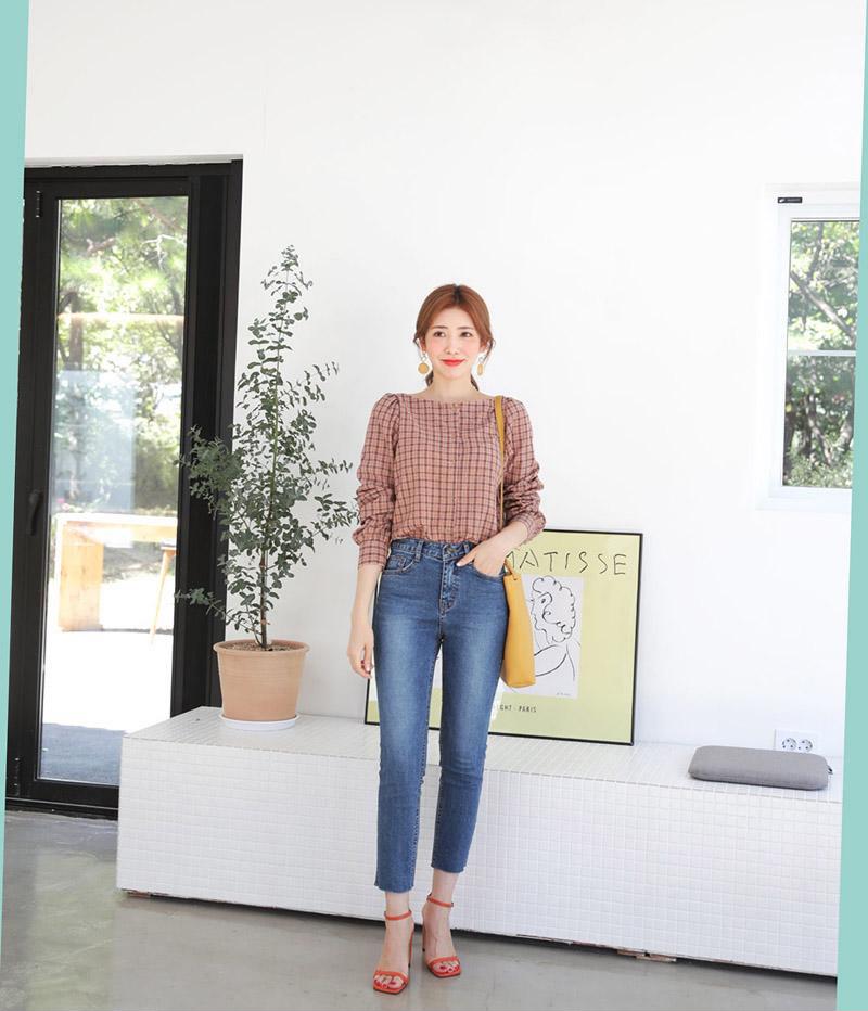 Nếu muốn nổi bật và cầu kỳ hơn, hãy chọn thêm phụ kiện màu sắc bắt mắt như vàng, cam khi mặc sơ mi với jeans tối giản.    