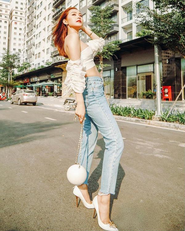  Minh Hằng kết hợp túi xách Chanel xinh xắn cùng áo bèo nhún, quần jeans xé gấu và giầy cao gót. Sự hoàn hảo trong lối mix-match giúp ca sĩ thêm phần trẻ trung và gợi cảm.    