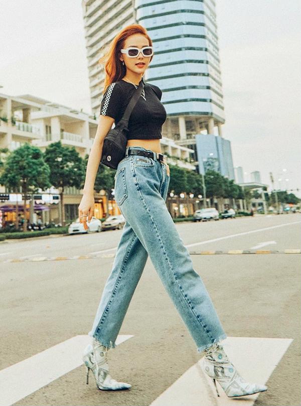 Trong 1 tấm hình khác, vẫn áp dụng công thức phối áo crop-top cùng quần jeans, nhưng Minh Hằng trông khoẻ khoắn hơn khi chọn kiểu áo thun ôm khoe body thon gọn.    