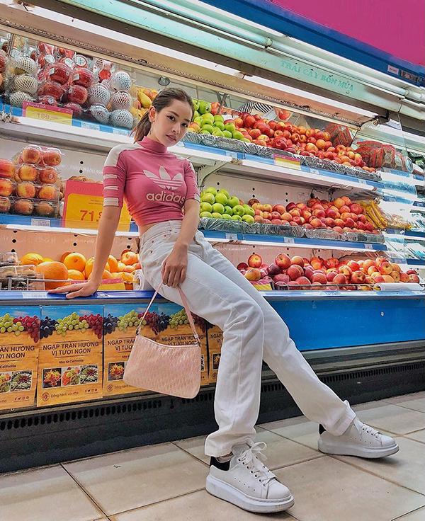 Chi Pu khoe vẻ đẹp trẻ trung và khoẻ khoắn cùng set đồ theo phong cách thể thao. Áo crop-top cổ lọ được cô mix hài hoà cùng jeans ống uông và giầy sneaker tiệp màu.    