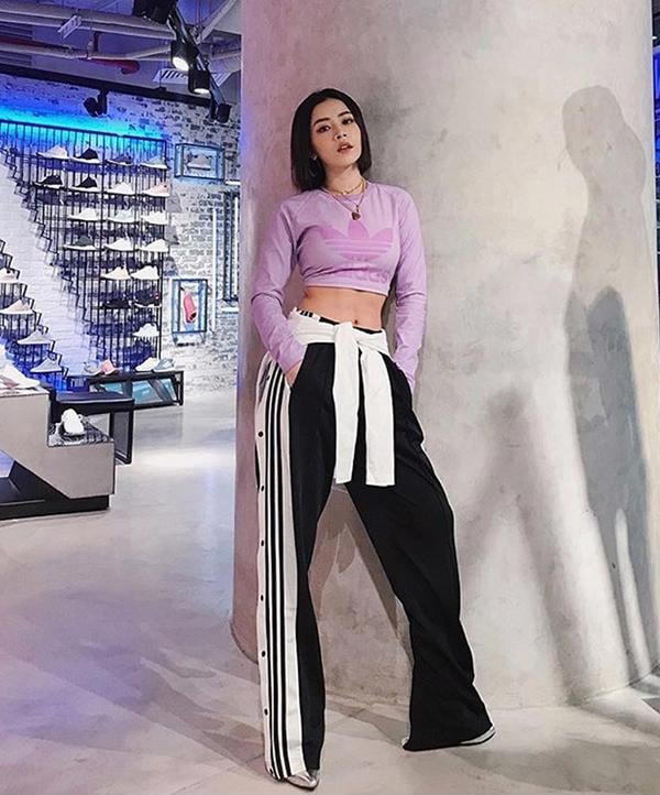 Chi Pu ấn tượng hơn khi theo đuổi phong cách thể thao. Áo thun của thương hiệu quen thuộc với dân mê gym được cô phối cùng quần kẻ sọc xẻ tà cá tính.    