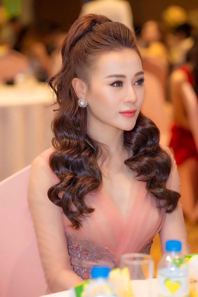 Nữ diễn viên thích kiểu trang điểm tự nhiên với lớp nền trong suốt. Cô tận dụng nhiều phụ kiện tạo phong cách trẻ trung, tươi mới.  