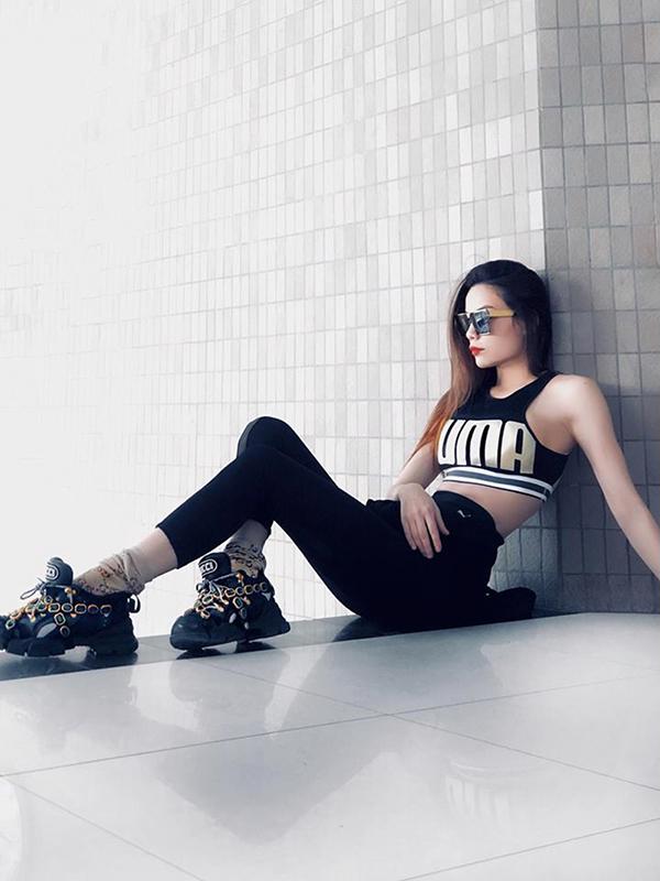 Hồ Ngọc Hà chọn giầy đế thô của Gucci để làm điểm nhấn cho set đồ all black. Hình thể đẹp và lối phối đồ đồng điệu cùng xu hướng luôn khiến nữ ca sĩ ấn tượng hơn qua mỗi shoot hình.    