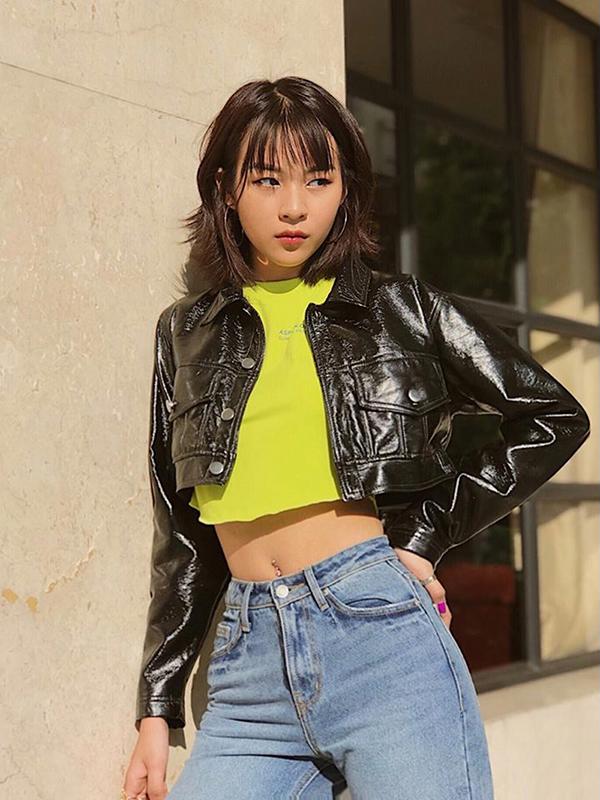 Cô nàng Phí Phương Anh chọn Shbet999 com đăng nhập theo đúng xu hướng hè thu. Cô phối áo hở eo tông màu nổi cùng jacket da dáng lửng, quần jeans lưng cao.    