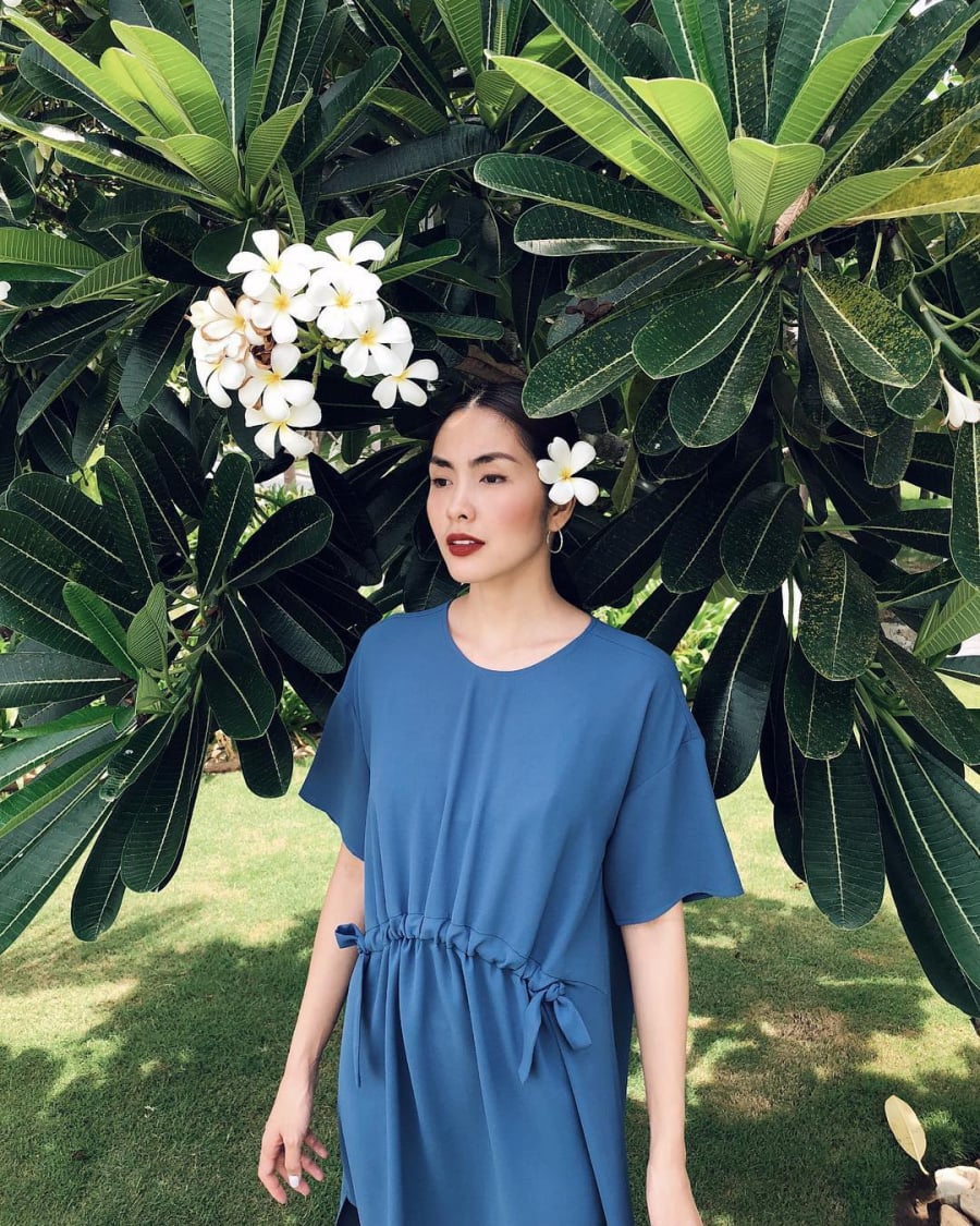 Thời gian gần đây, cô thường diện những mẫu váy nhẹ nhàng nữ tính. Chính vì vậy, màn 