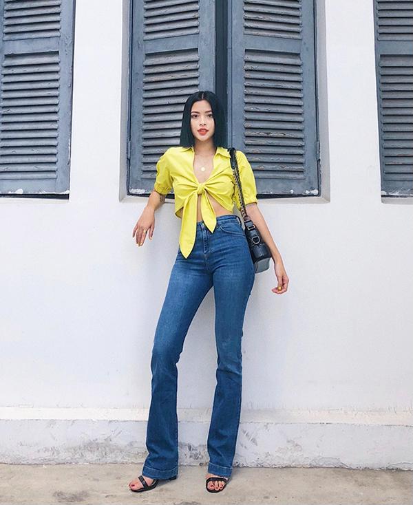 Tú Hảo chọn áo hở eo vạt quấn để phối hợp cùng quần jeans xanh cổ điển. Đây là mốt áo crop-top được các tín đồ thời trang thế giới ưa chuộng trong những ngày đầu thu.    