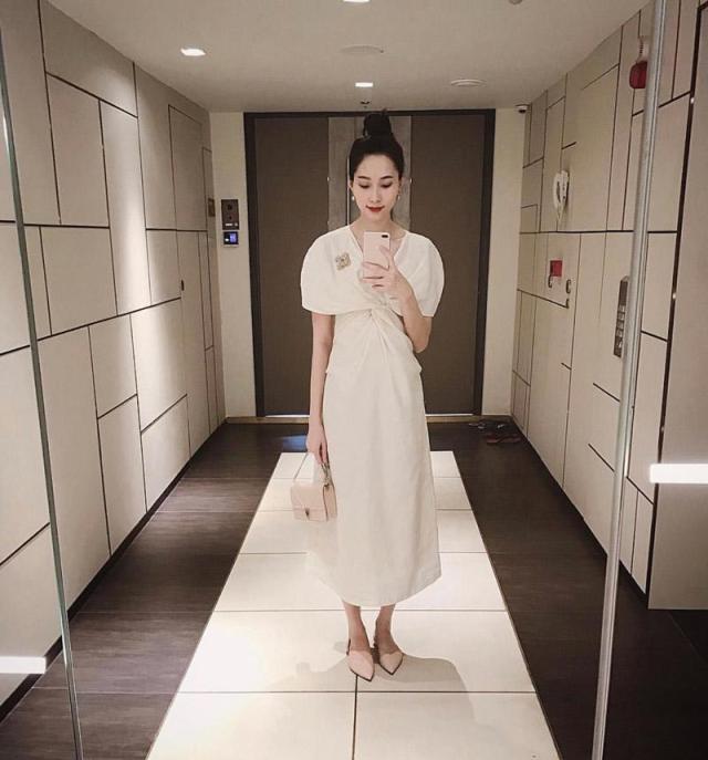 Mẫu váy chất liệu thô mát mẻ, thấm mồ hôi này còn có công dụng giúp Thu Thảo nhìn có da, có thịt hơn. Phần cánh tay rộng tạo nên diện mạo sang trọng cho chủ nhân một cách hiệu quả.    