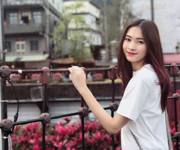 Áo phông tinh giản cũng là món đồ Thu Thảo thường xuyên sử dụng khi rất dễ dàng ứng dụng. Cô thường mặc áo có giá khoảng vài trăm ngàn đồng.    
