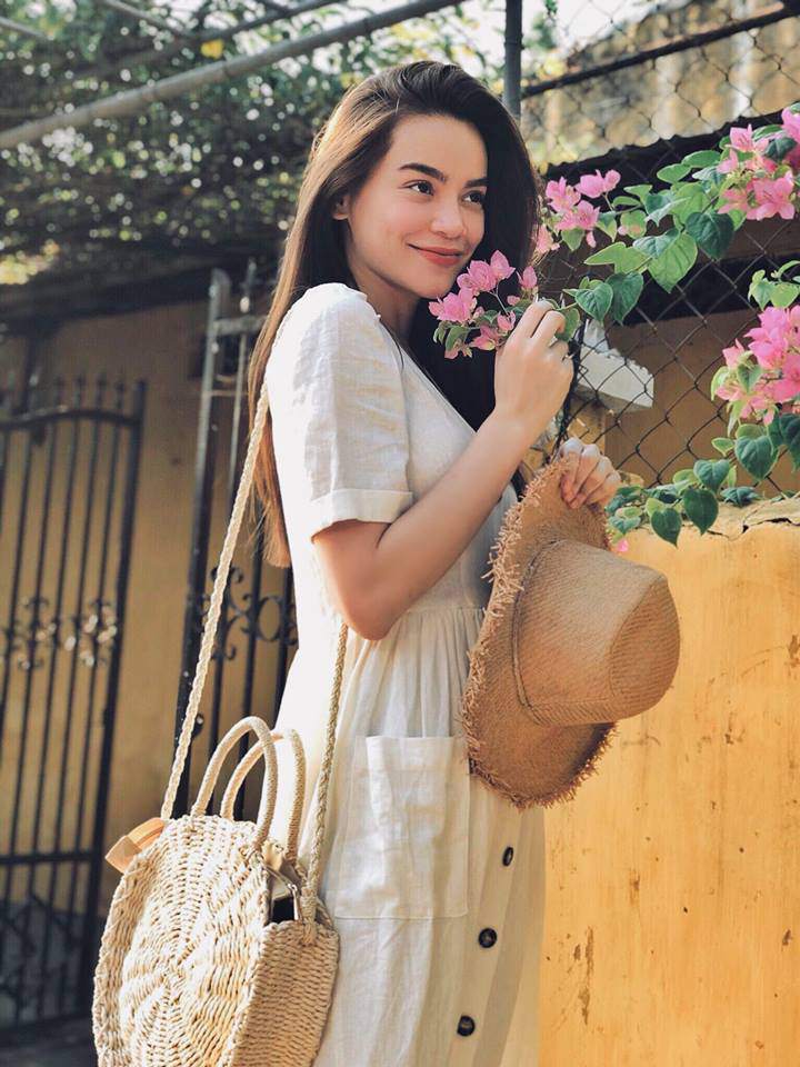 Hồ Ngọc Hà tung tăng với thiết kế trắng ngà đơn giản, cô để mặt mộc khoe vẻ đẹp quên năm tháng.     