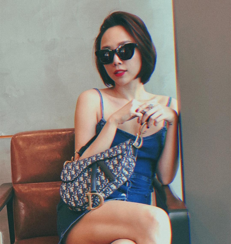 Phong cách denim on denim được Tóc Tiên trưng dụng khi xuống phố hôm nay. Giọng ca “Ngày mai” còn tăng điểm thời thượng khi sử dụng mẫu túi Dior cực hot.  