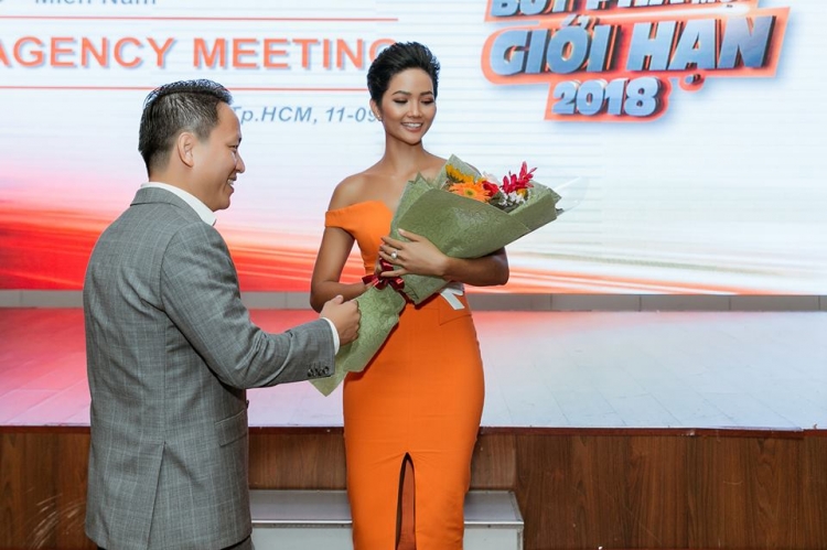 Sau sắc vàng vá sắc trắng thì sắc cam được ví như gam màu dễ tạo nên sự nổi bật khi xuất hiện trước đám đông và tôn triệt để ưu thế cho những mỹ nhân có nước da sáng hoặc nâu giòn. Nhưng không phải bất kì mỹ nhân Việt nào diện Shbet999 com đăng nhập với gam màu này cũng thu hút và gợi cảm bởi nếu kiểu dáng không phù hợp sẽ biến bạn trở thành thảm họa thời ngay trong tích tắc.  