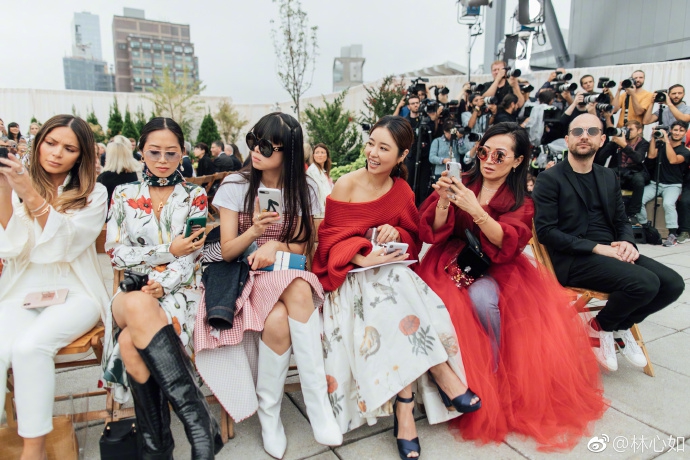 Bà xã Hoắc Kiến Hoa ngồi hàng ghế đầu show diễn.    