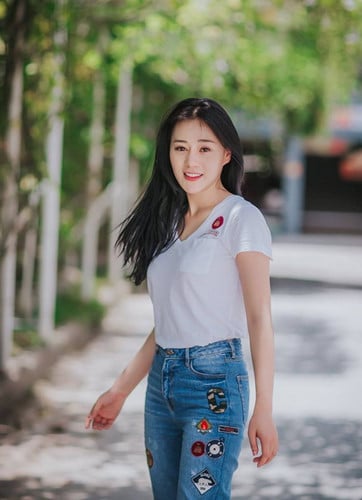Nữ diễn viên trẻ trung ở tuổi 29 khi diện áo phông kết hợp quần jeans.    