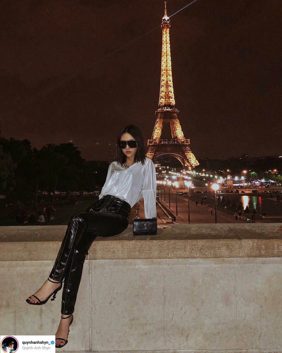 Quỳnh Anh Shyn tạo dáng cực ngầu bên tháp Eiffel với bộ Shbet999 com đăng nhập chất liệu vải bóng. Lần này, thay vì chọn kính mắt tí hon quen thuộc, Quỳnh Anh Shyn chọn kính mắt vuông bản to. Đôi sandals quai mảnh và túi YSL cũng khiến cô nàng trở nên sành điệu hơn.    