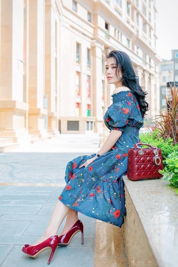  Ngoài ra, những thiết kế trễ vai cũng là món đồ được cô khá yêu thích. Với lợi thế là bờ vai trần thon thả nên khi khoác lên mình item này, vẻ xinh đẹp gợi cảm của nữ diễn viên như được tăng lên gấp bội.  