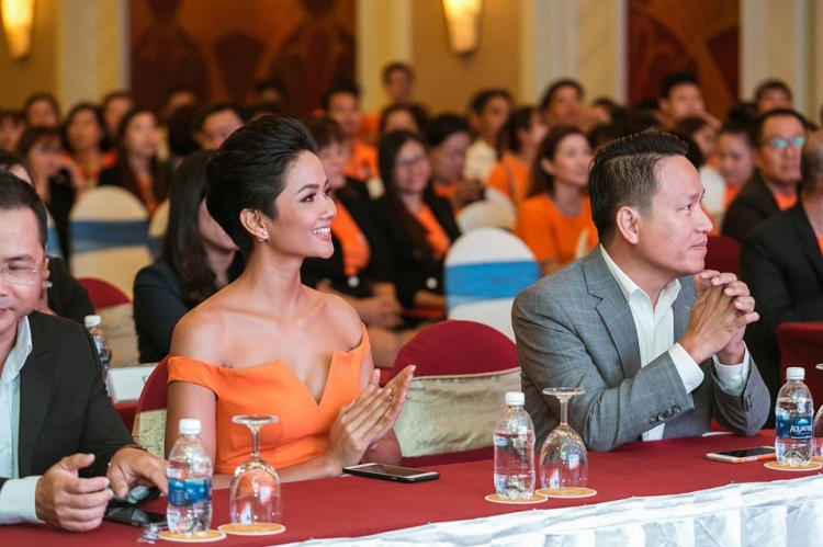 Nàng hậu H'Hen Niê cũng khá hợp với sắc cam đấy chứ.  