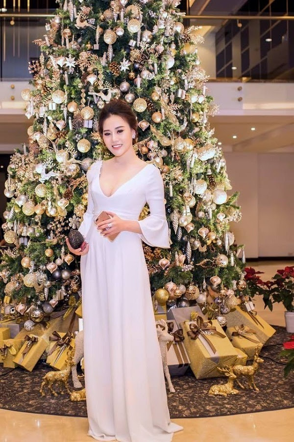 Có vòng một căng đầy nên Phương Oanh cũng ưa thích những bộ váy trễ ngực như thế này.  