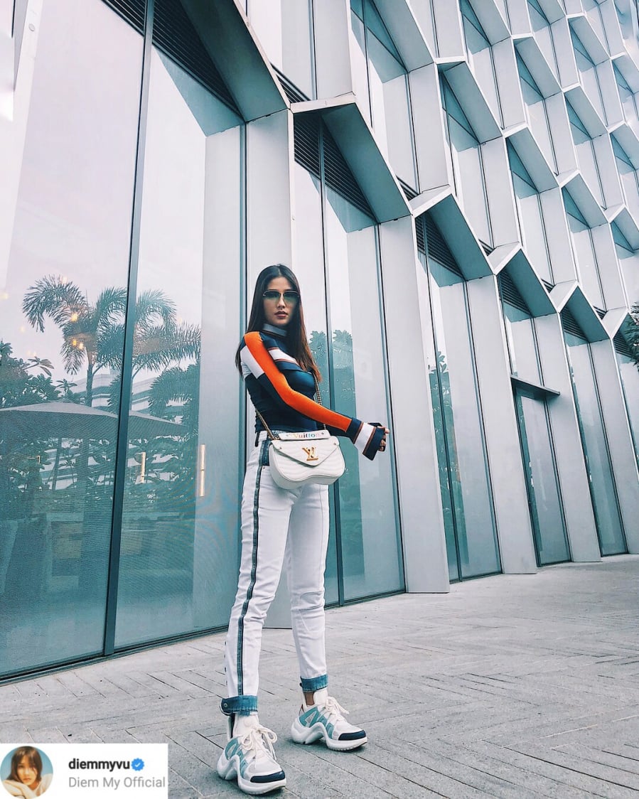 Diễm My thực sự sành điệu khi diện “cả cây” của Louis Vuitton. Nữ diễn viên chọn áo len mỏng phối màu độc đáo với thiết kế tay loe kết hợp cùng quần chất liệu kaki và đôi Arclight cùng tông trắng xanh.    
