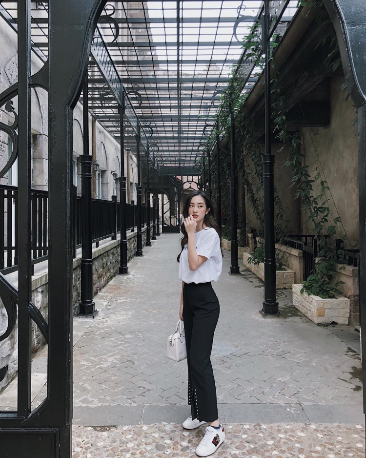 Tuy không quá cao nhưng với cách phối đồ “cắm thùng” đơn giản, Jun Vũ đã “ăn gian” chiều cao một cách hiệu quả.  