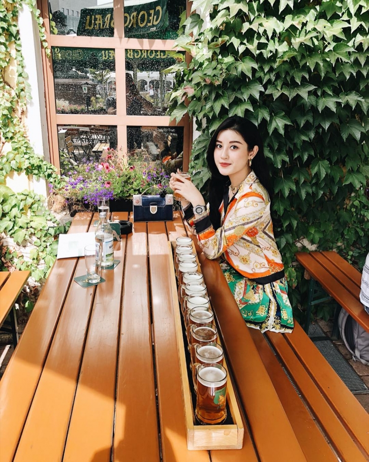 Huyền My đáng yêu và thanh lịch cùng outfit họa tiết.  