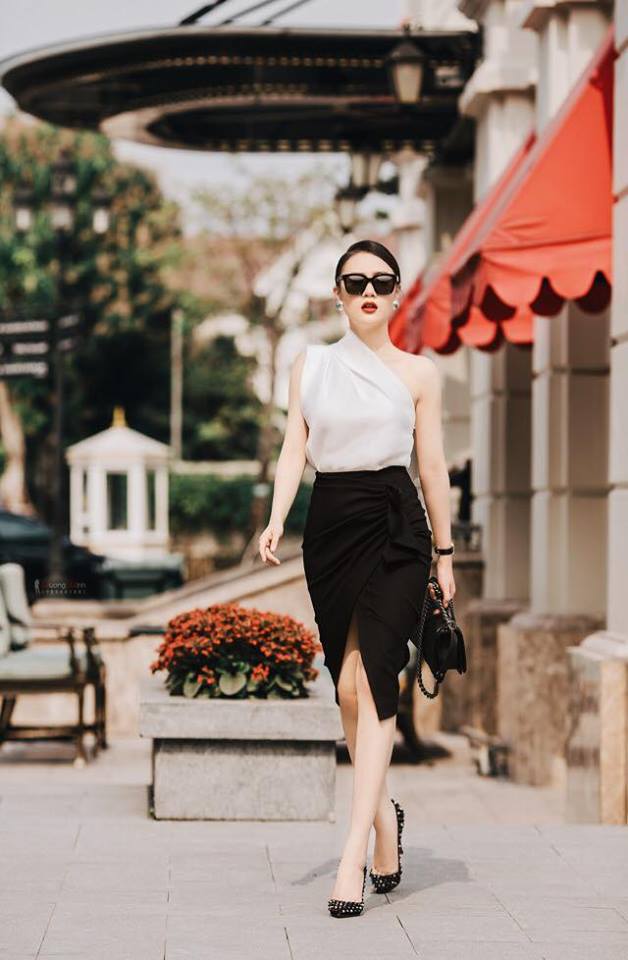 Phương Oanh sang chảnh và thời thượng trong outfit đen - trắng.    