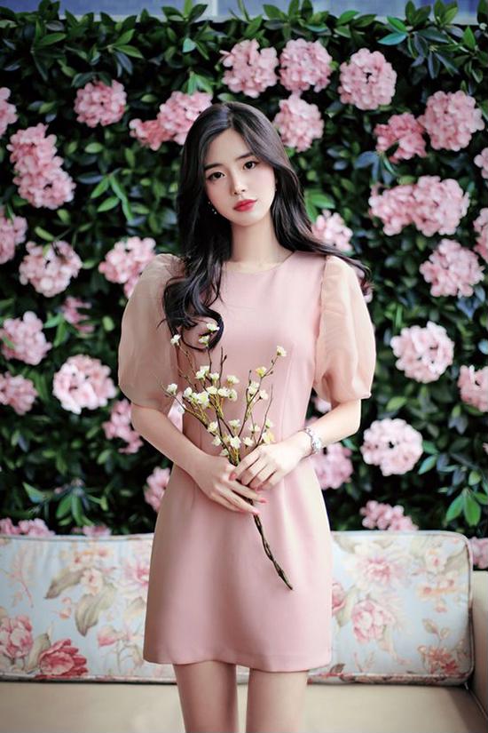 Có thể nói, nếu như hồng cánh sen dễ gây cảm giác 'sến' thì hồng pastel, hồng nude lại mang tới hình ảnh nhẹ nhàng, lãng mạn.    