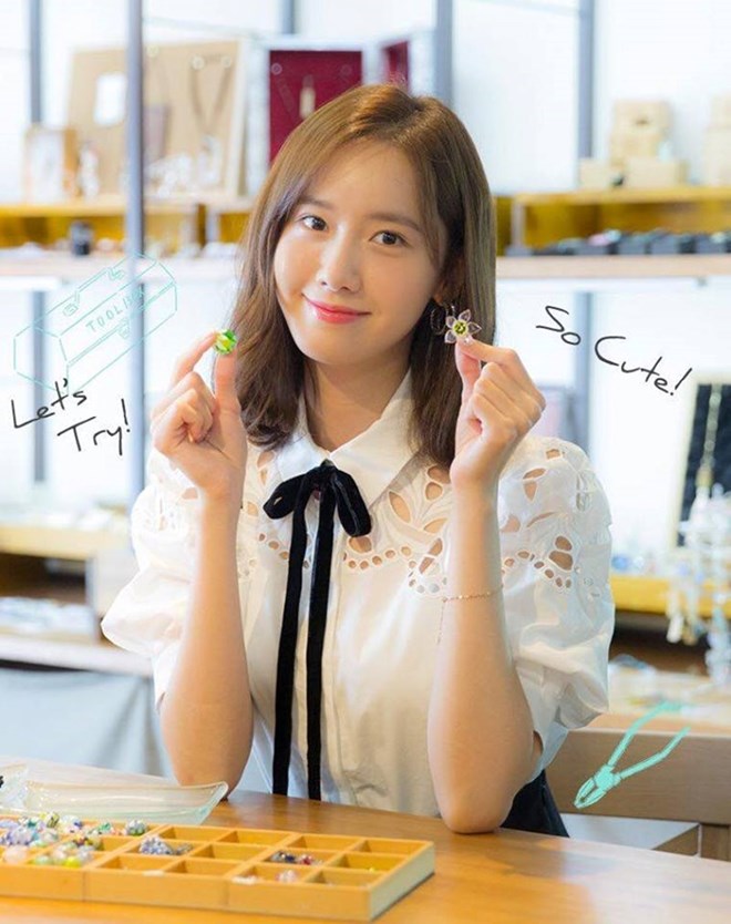 Yoona một lần nữa khẳng định danh xưng ''nữ thần sắc đẹp không tuổi'' với thiết kế váy ren trắng tinh khôi tôn lên vóc dáng thon gọn, khỏe khoắn, cùng kiểu thắt nơ đáng yêu dù cô đã ngấp nghé 30 tuổi.  